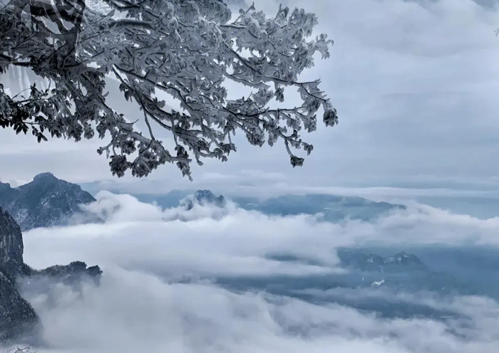 Tianmen Mountain: Peak of Ice and Fog