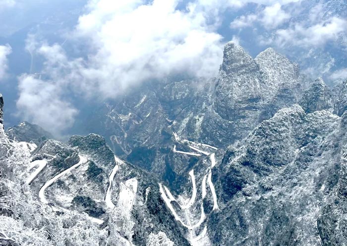 The Snow-Covered 99 Bends Road of Tianmen Mountain