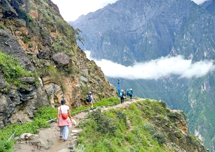 Tiger Leaping Gorge Hike over the cliffs