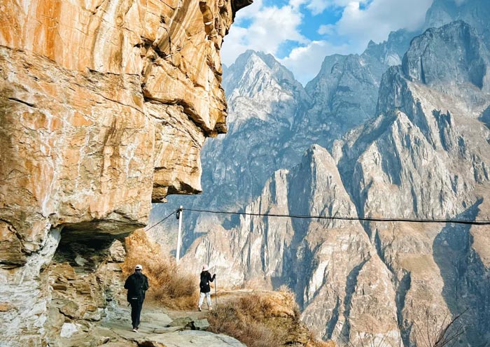 Tiger Leaping Gorge Hike over the cliffs 