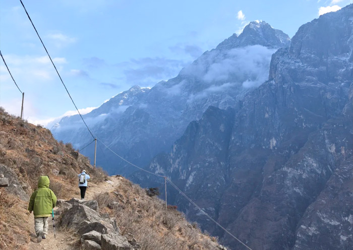 Tiger Leaping Gorge Hike over the cliffs with Kids