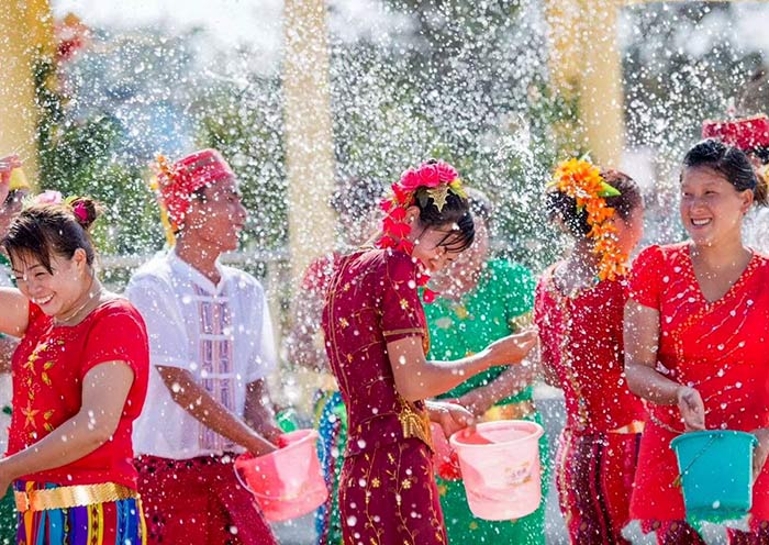 Dai ethnic group celebrates grand Water-Splashing Festival annually