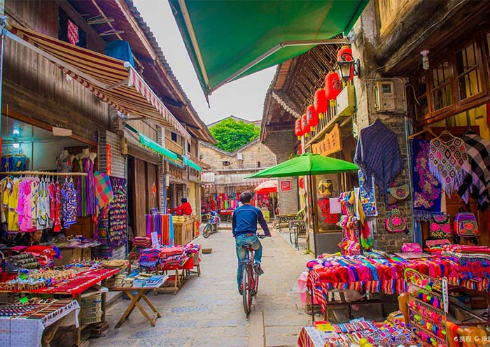 Explore Xingping Old Town in leisure way