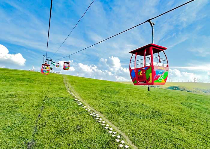 Cable cars at Yellow Flower Valley, Huitengxile Grassland