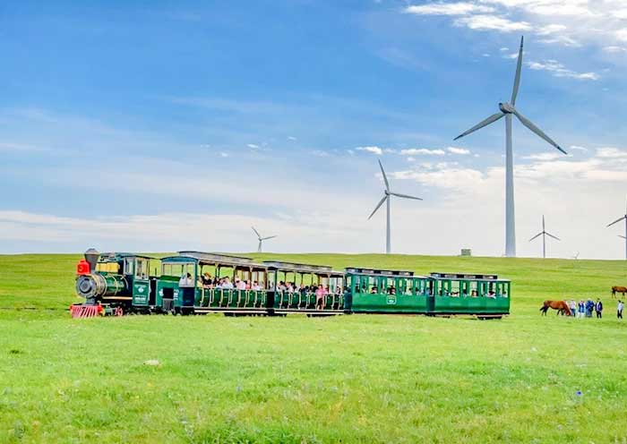 Train ride under big winds at Yellow Flower Valley, Huitengxile