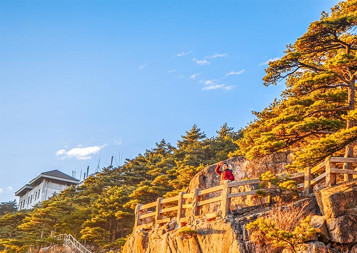 Cloud-Dispelling Pavilion, Mt.Huangshan