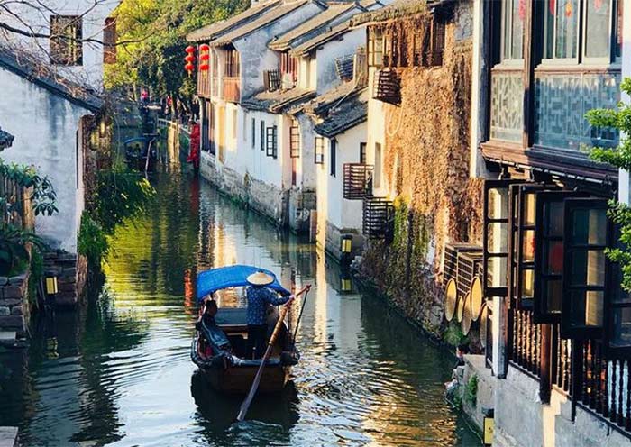 2 Days Shanghai Zhujiajiao Water Town Tour: From Urban Cityscape to Jiangnan Waterway