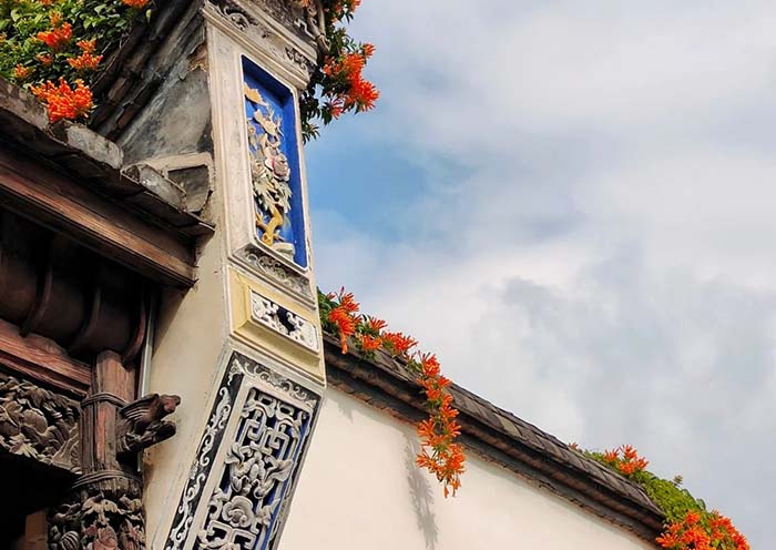 Maan Wall in Three Lanes and Seven Alleys