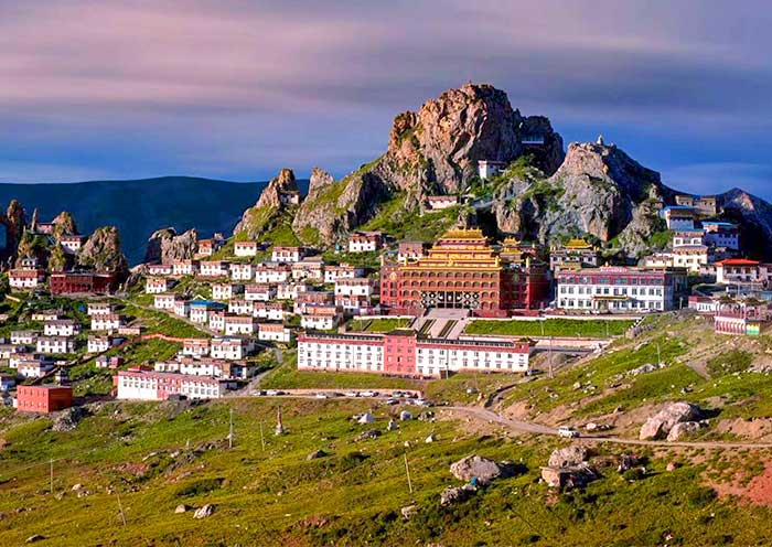 Zizhu Temple, at an altitude of about 4,800 meters