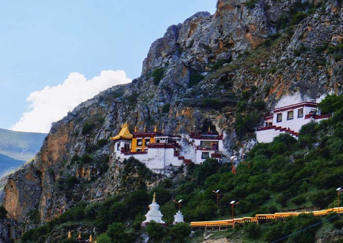 Drak Yerpa Temple, Temple on the Cliff