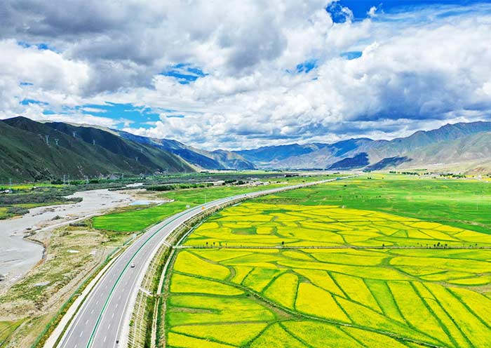 Lhasa-Nyingchi Highway with breathtaking landscapes Lhasa-Nyingchi Highway with breathtaking landscapes