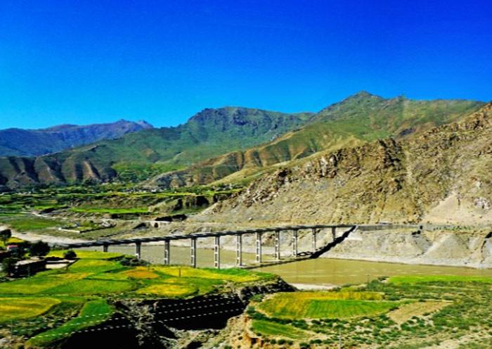 Lhasa to Shigatse train