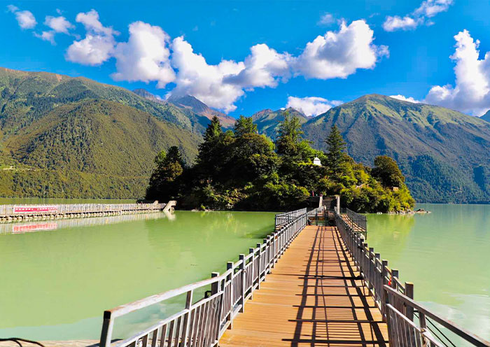 Walking path to Tashi Island Walking path to Tashi Island