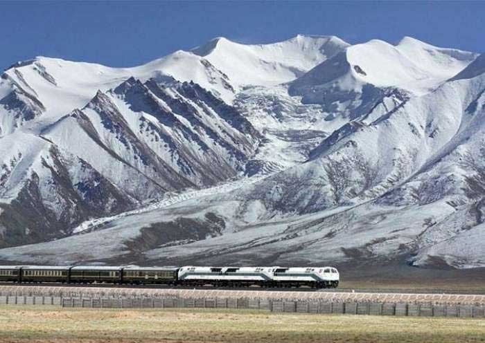  Qinghai Tibet Railway through Snow Mounains